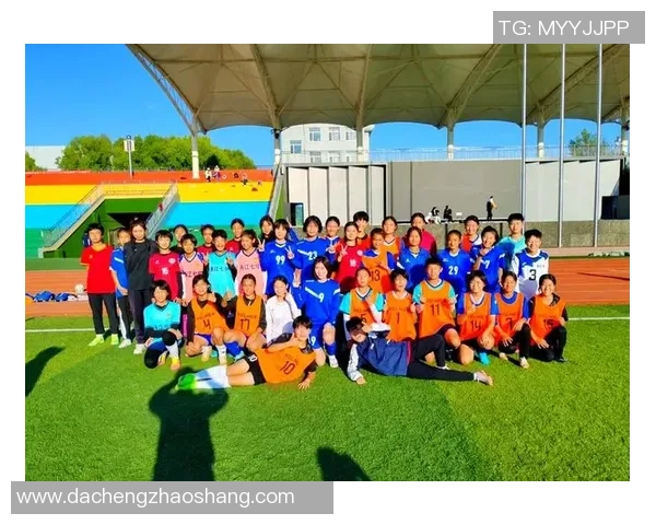 在足球课上收获的不仅是技巧还有团队合作与友谊的珍贵体验